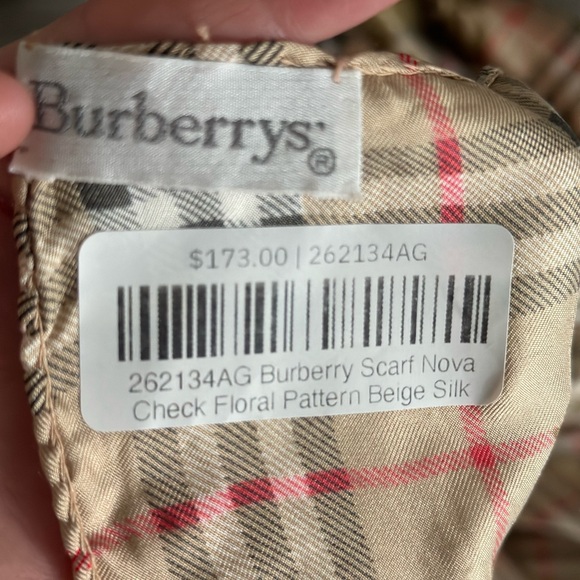 Burberry’s large 100% Silk scarf - Picture 3 of 3